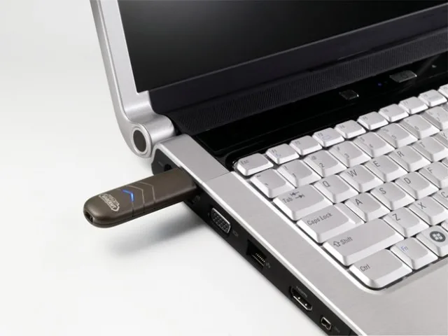 Подключаем USB-накопитель к компьютеру
