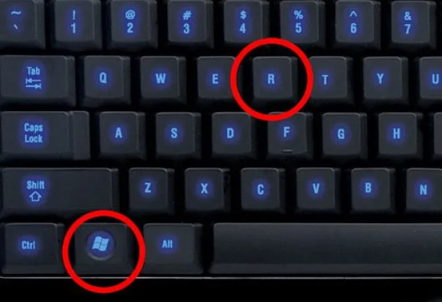 Нажимаем клавиши Windows и R