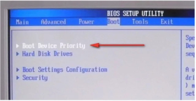 Входим в общий приоритет загрузки «Boot Device Priority»
