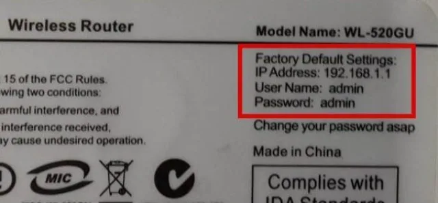 Ищем IP-адрес маршрутизатора на обратной стороне роутера и вводим в поиск браузера