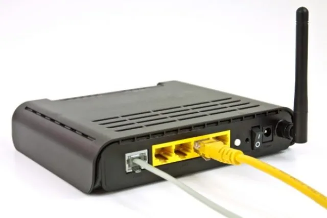 Извлекаем из роутера Ethernet-кабель, и подсоединяем его к ноутбуку или компьютеру