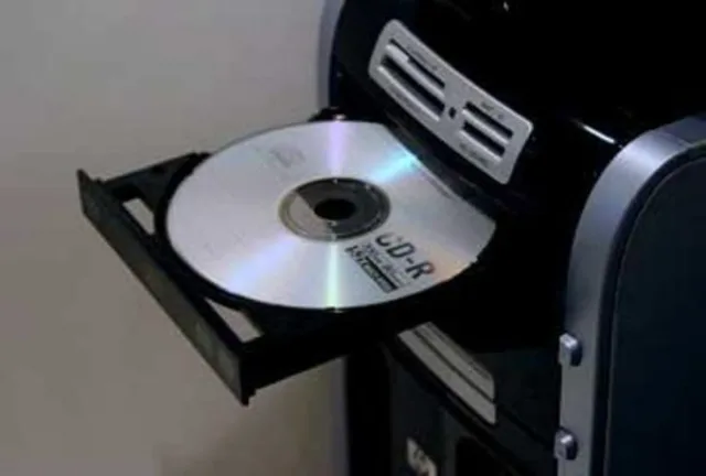 Вставляем чистый DVD-R или DVD-RW диск в дисковод