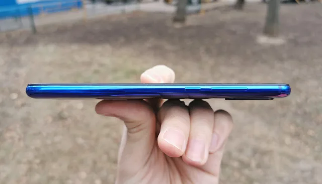 Боковые торцы на Xiaomi Mi 9 lite оформлены минималистично