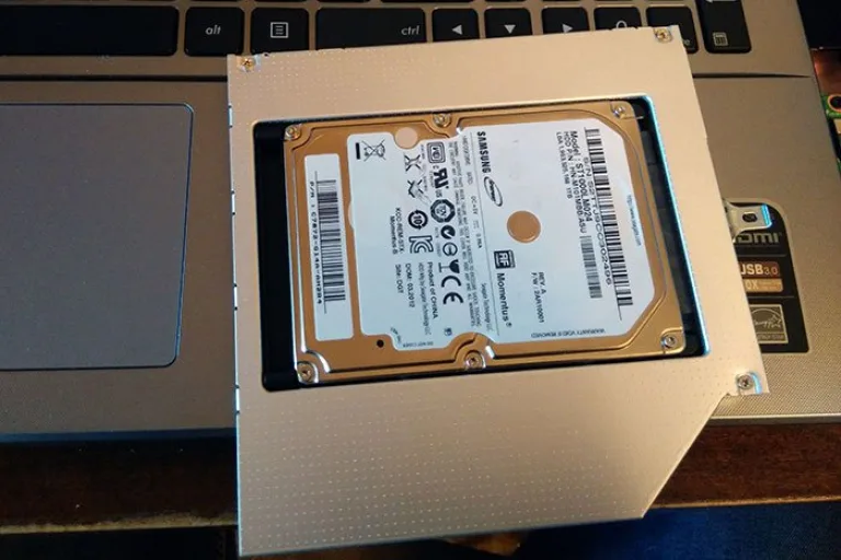 Диск HDD устанавливаем в переходник