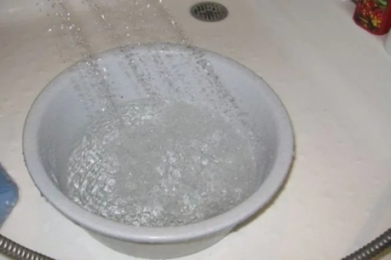 Ополаскиваем клавиши в чистой воде