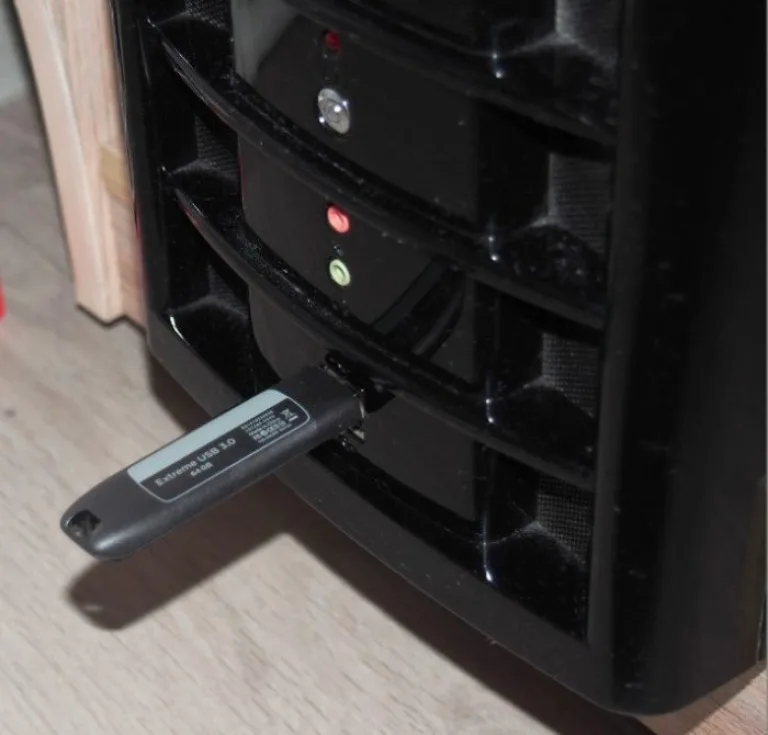 Вставляем USB-накопитель в другой порт USB