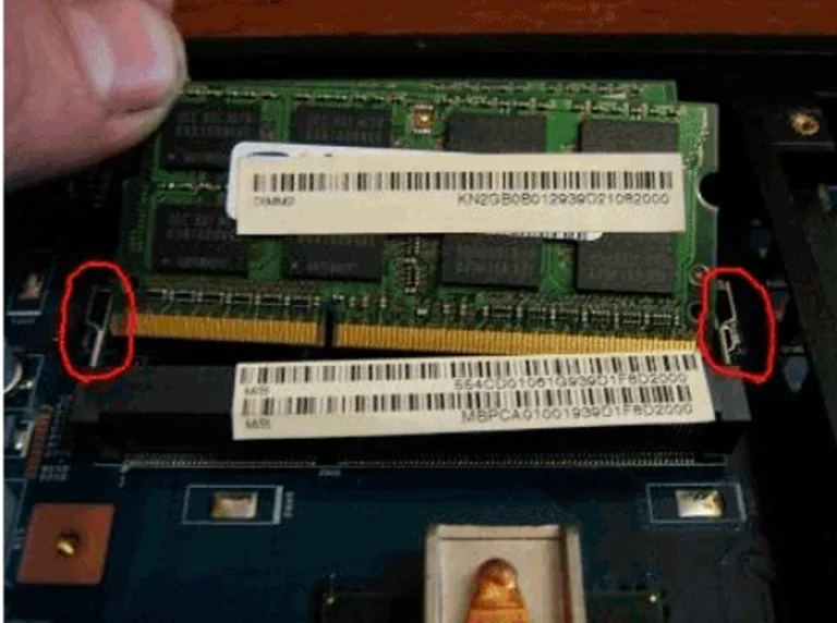 Отсоединяем идентичным способом главный HDD, ОЗУ, отогнув специальные кронштейны