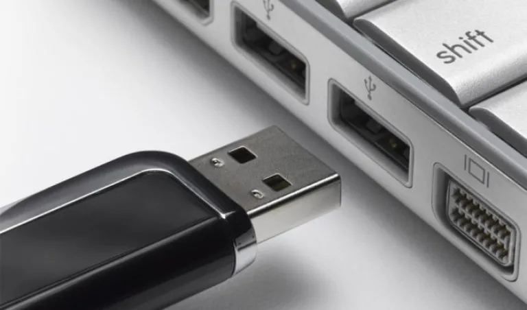 Подключаем флэшку к рабочему USB-порту