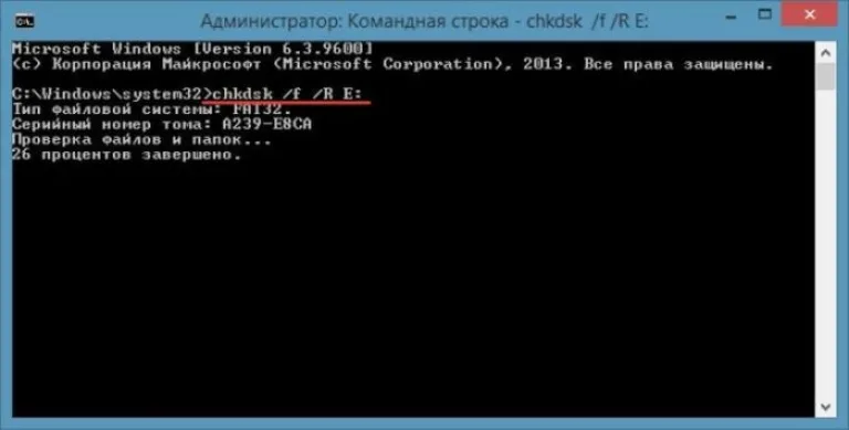 В строку вводим команду «chkdsk f/R/E:», нажимаем «Enter»