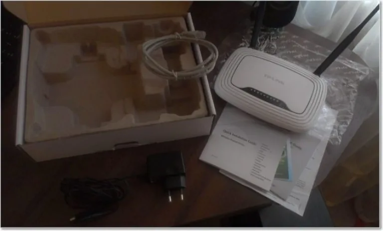 Извлекаем все комплектующие элементы из коробки Wi-Fi-роутера