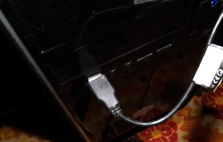 Кабель с USB-разъемом подключаем в USB-порт системного блока или ноутбука