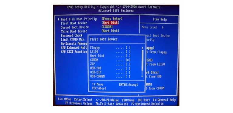 В перечне устройств выбираем «CDROM»
