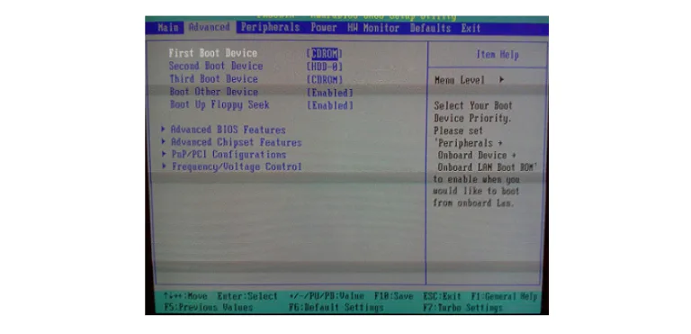 В пункте «First Boot Device» выбираем «CDROM»