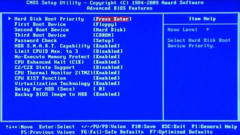 Выбираем самый первый пункт «Hard Disk Boot Priority», нажимаем клавишу «Энтер»