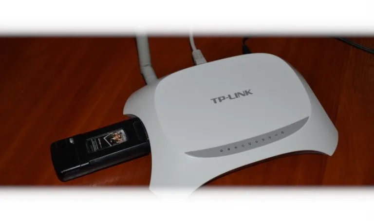 Запускаем маршрутизатор и в специальный «USB» разъем подключаем к нему модем