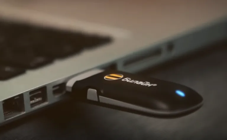 Вставляем модем в USB разъём ноутбука