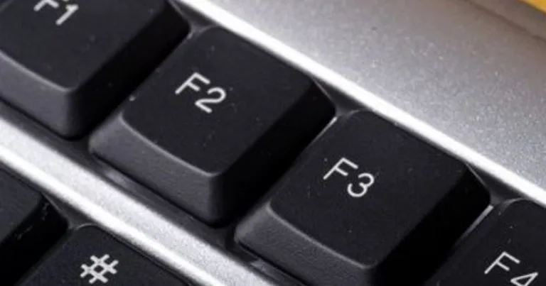 Для входа в BIOS UEFI при включении ПК нажимаем клавиши «F2» или «Del»