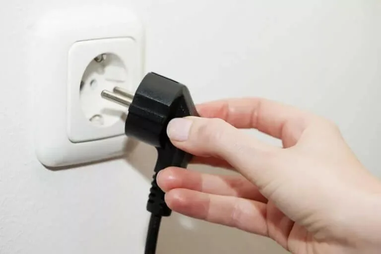 Отключаем компьютер из розетки