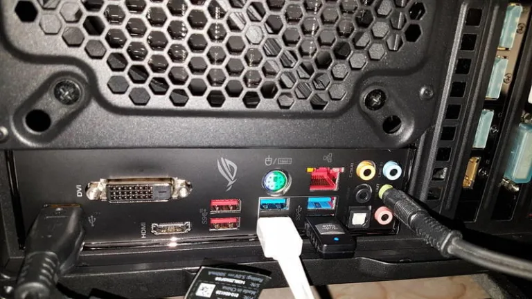 USB-Flash накопитель с файлом BIOS необходимо подсоединять к портам USB, расположенным на материнской плате ПК