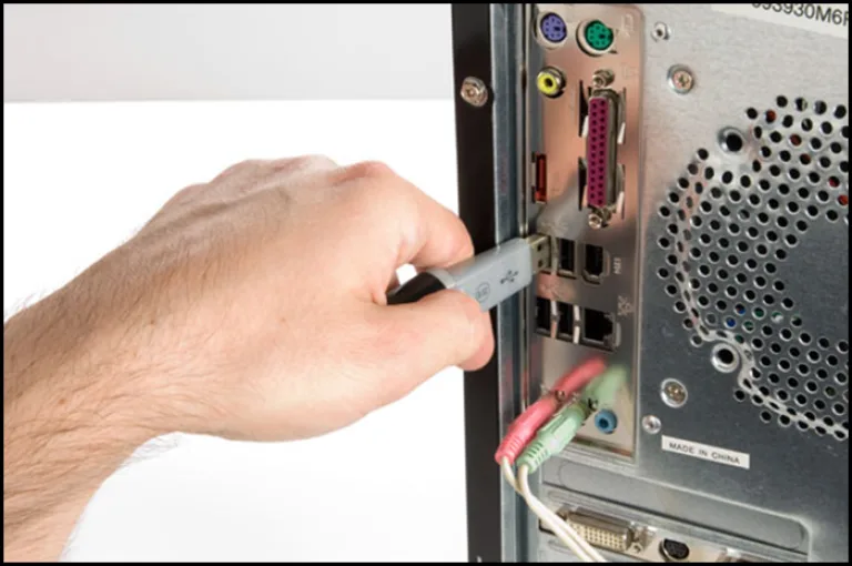Вставляем накопитель USB в USB-порт материнской платы