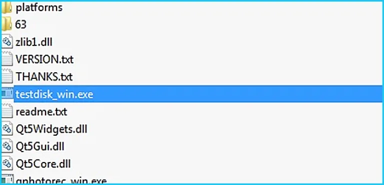 Извлекаем содержимое архива в любую папку и открываем «testdisk_win.exe»