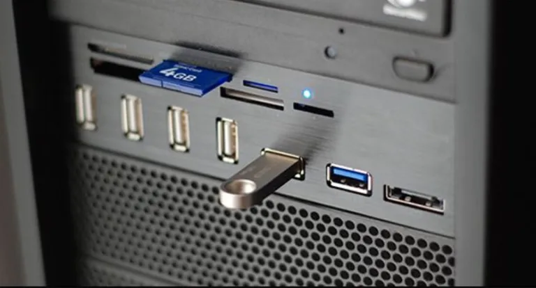 Подключаем USB-накопитель к ПК