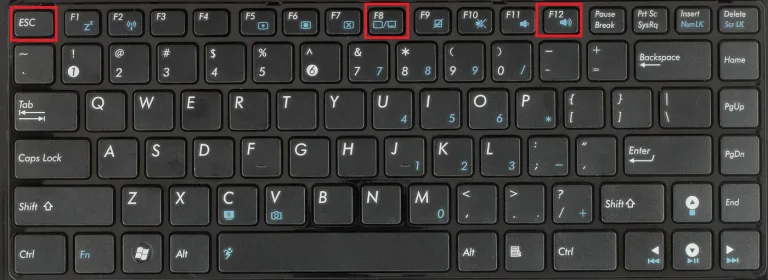 При включении компьютера нажимаем клавиши «Esc», «F8» или «F12»