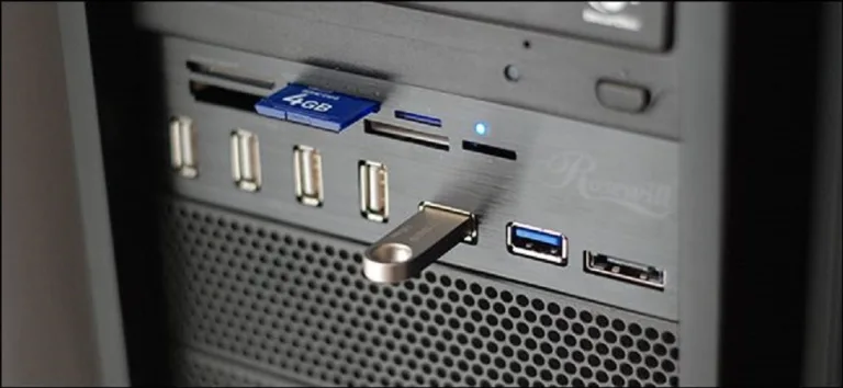 Вставляем чистый USB-Flash накопитель в порт USB