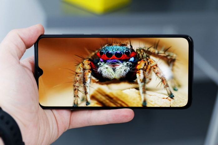 Разрешение экрана Xiaomi Mi 9 составляет 2340 на 1080 точек