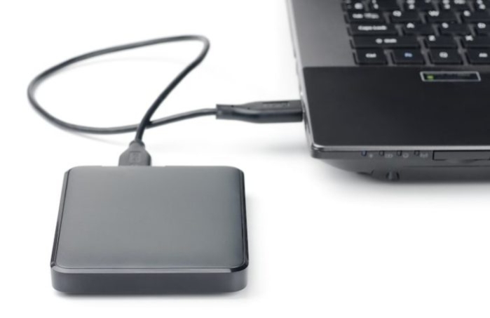 Второй разъем кабеля вставляем в USB-разъем на ноутбуке