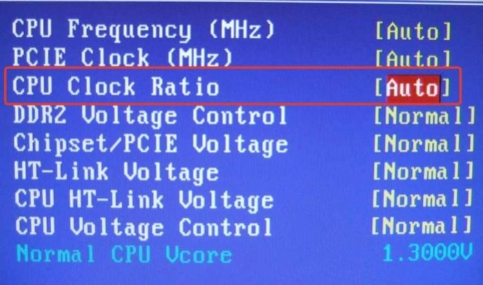 В пункте «CPU Clock Ratio» меняем значение «Auto» на «Manual»
