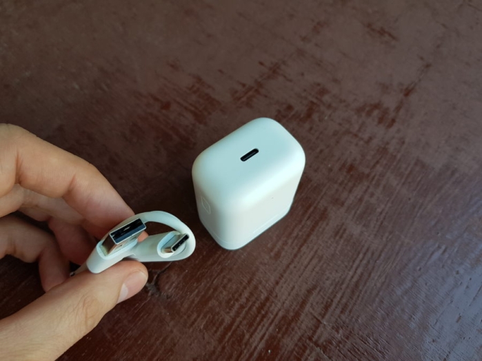 Порт на футляре для подключения зарядки наушников Xiaomi Airdots Pro