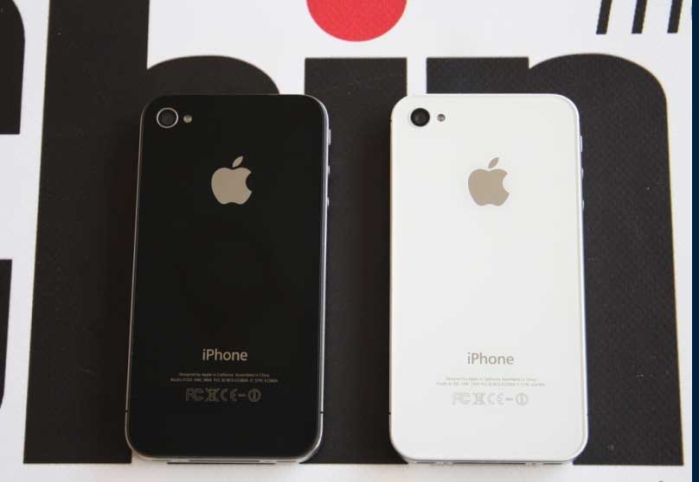 На задней стороне корпуса оригинального устройства начертано iPhone, никаких других символов не должно быть