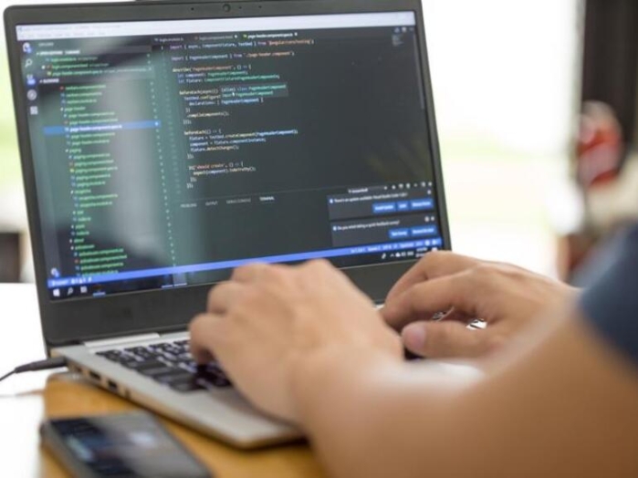 Главная задача программиста C++ — это создание c помощью одноименного языка разработки операционных систем, прикладных программ, драйверов устройств, приложений, игр, их архитектуры и логики