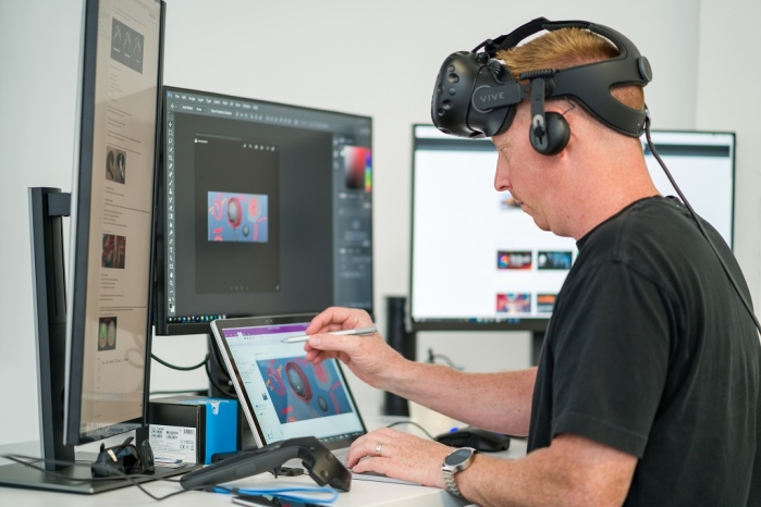 VR/AR разработчик создаёт приложения виртуальной и дополненной реальности для планшетов, PC, смартфонов, очков и шлемов VR