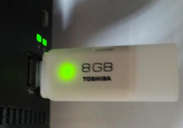 Вставляем флешку в рабочий USB-разъём, обращаем внимание на её светодиод