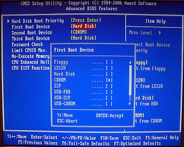 В пункте «First boot device» устанавливаем значение CD-ROM