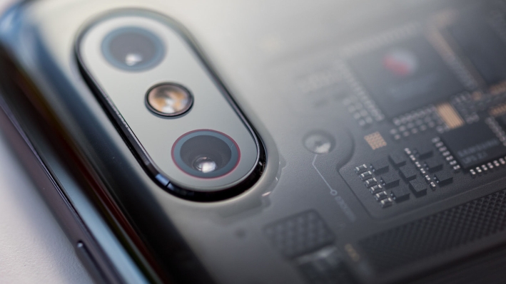 Модель Xiaomi Mi 8 Pro оснащена двойной главной камерой