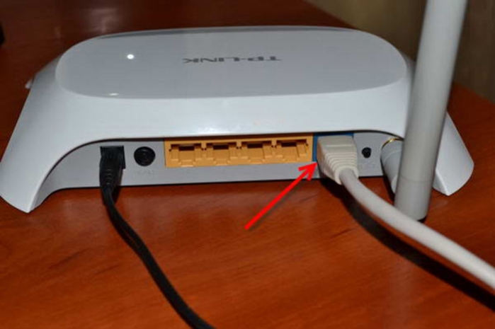 Вставляем Ethernet-кабель в WAN-порт маршрутизатора