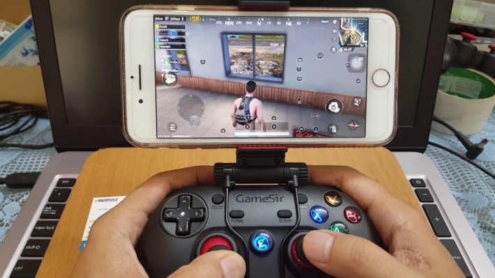 Геймпад дает возможность играть не только на ПК, но и на смартфоне