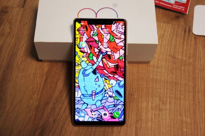 Дисплей смартфона - 5.88”, 2244х1080 пикселей, SuperAMOLED, 423 ppi, яркость 600 нит, 18,7-9, расширенный цветовой диапазон DCI-P3