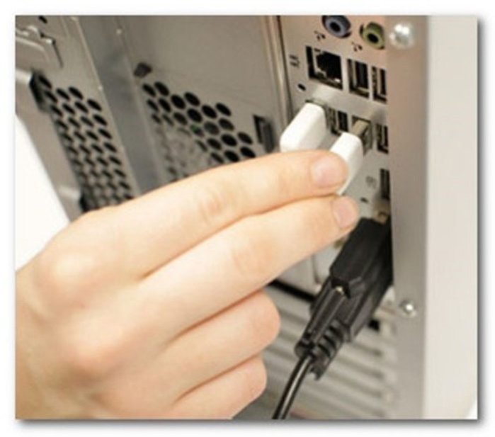 Проверяем хорошо ли подсоединен USB-разъем от веб-камеры к USB-порту на компьютере