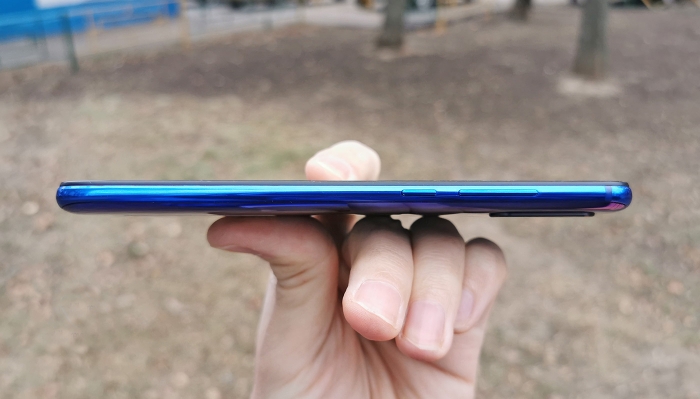 Боковые торцы на Xiaomi Mi 9 lite оформлены минималистично