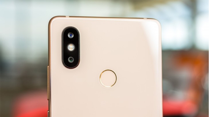 Модель оснащена AMOLED-дисплея матрицей и двойной главной камерой