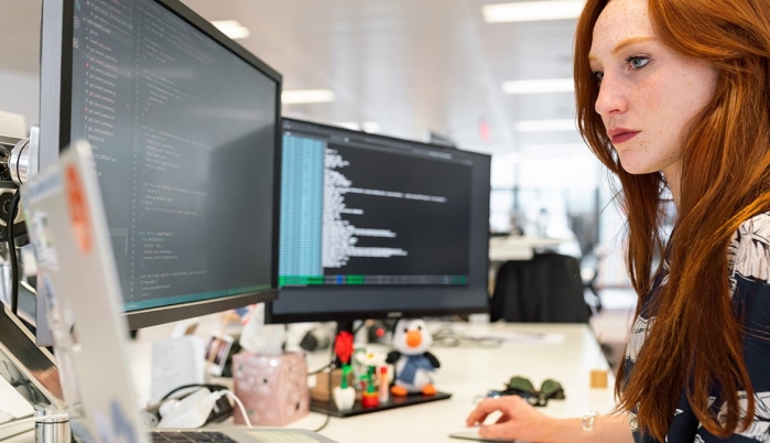 Разработчиком React Developer называют программиста, который создает Frontend, используя библиотеку React