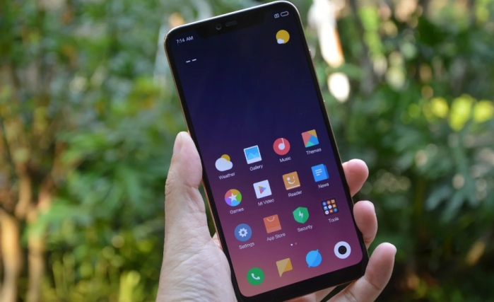 Xiaomi Mi 8 Pro оснащен AMOLED-матрицей, которая имеет разрешение Full HD+