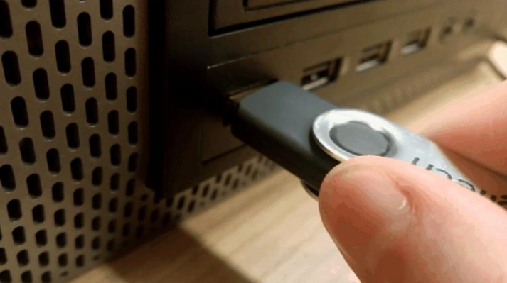 Вставляем диск USB в USB-разъем и осторожно покачивая накопитель, пробуем установить его контакт с компьютером