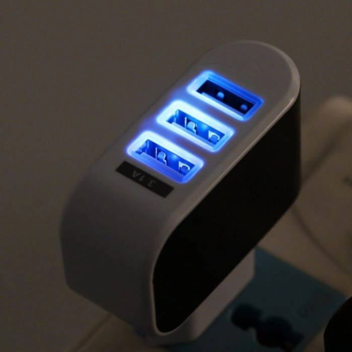 Зарядное устройство с подсветкой USB-разъемов