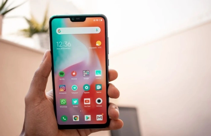 Смартфон с удобным интерфейсом Xiaomi Mi 8 lite