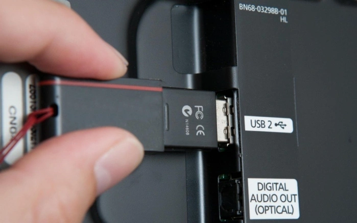 Подключаем Wi-Fi адаптер в порт USB на телевизоре